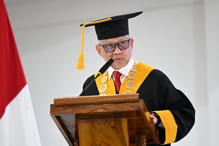 Rektor UHO Wisuda 736 Lulusan, Nur Inayah Raih IPK 3,97