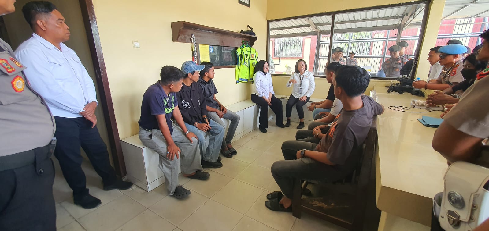 Projo Konawe Demo Polda Sultra, Desak Penuntasan Kasus Dugaan Pencabulan Oknum Kades Labela, AKP Desy Simon: "Sudah Naik Sidik"